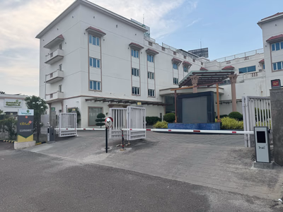 imAI dual entry/exit boom barrier system with integrated ANPR cloud logging at Lemon Tree Hotel