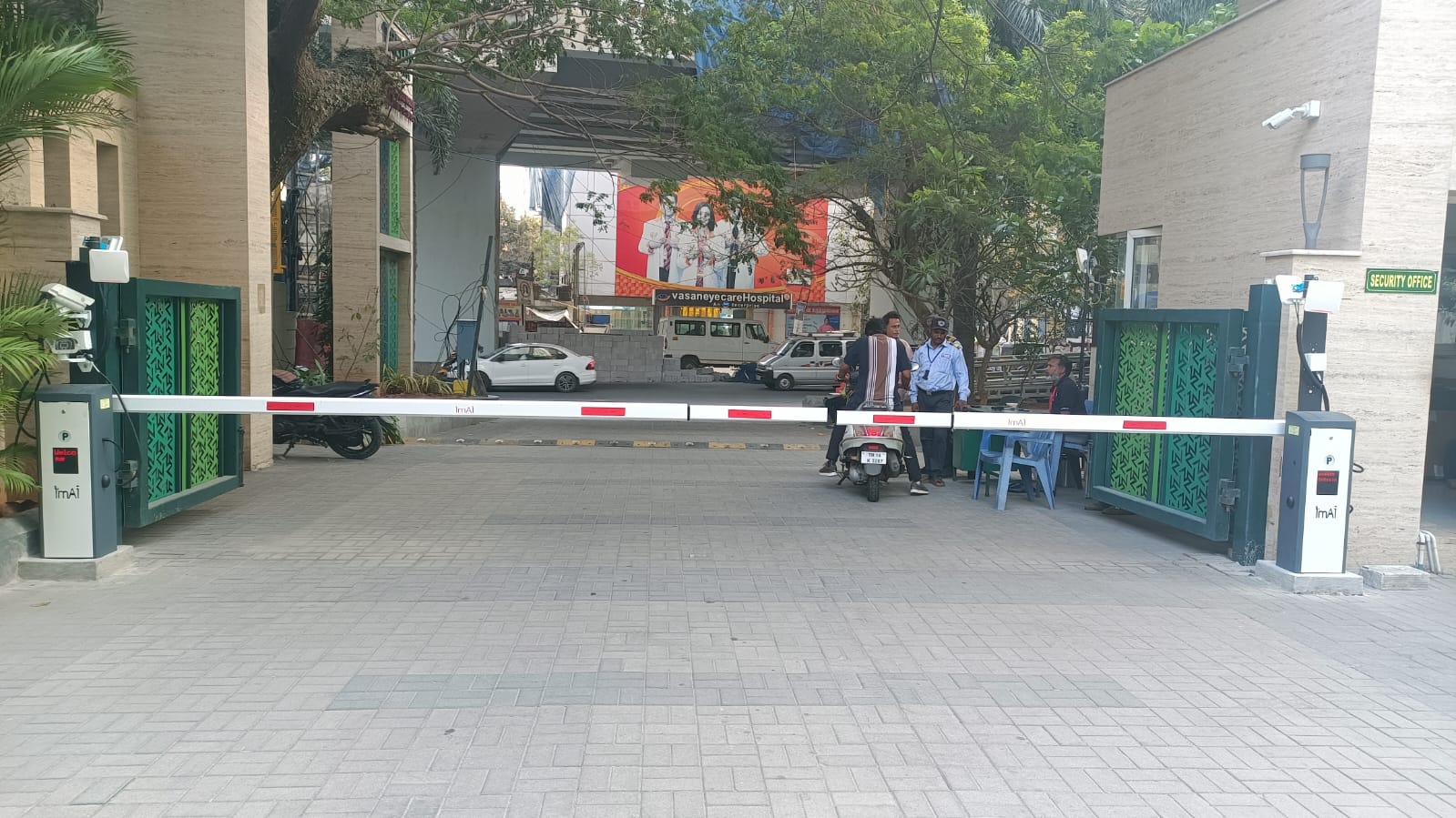 imAI dedicated 2-wheeler and 4-wheeler ANPR boom barrier system at Appaswamy Trellis, Chennai