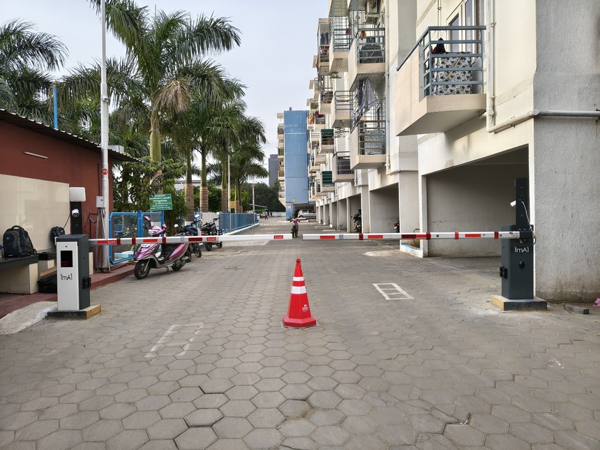 imAI dual-lane smart city barrier with ANPR, RFID, and vehicle detection